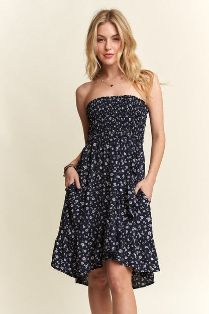 Smocked Floral Tube Dress with Pockets For Summer – FeminineFluttering Floral Tube Dress with Smocked Bodice and Convenient Pockets for a Stylish, Practical Look