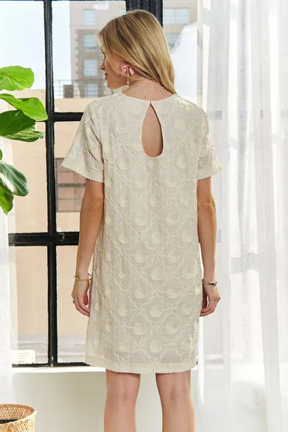 Applique Round Neck Short Sleeve Shift Dress – Timeless & Elegant Round Neck Shift Dress with Sophisticated Applique Detailing for Versatile Day-to-Night Wear