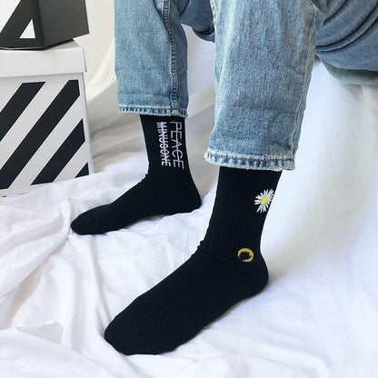 Women Korea Funny Socks Long Socks Black Cool Socks Harajuku GD Hip Hop Cotton Skateboard Socks Men New Trend Daisy Socks Men